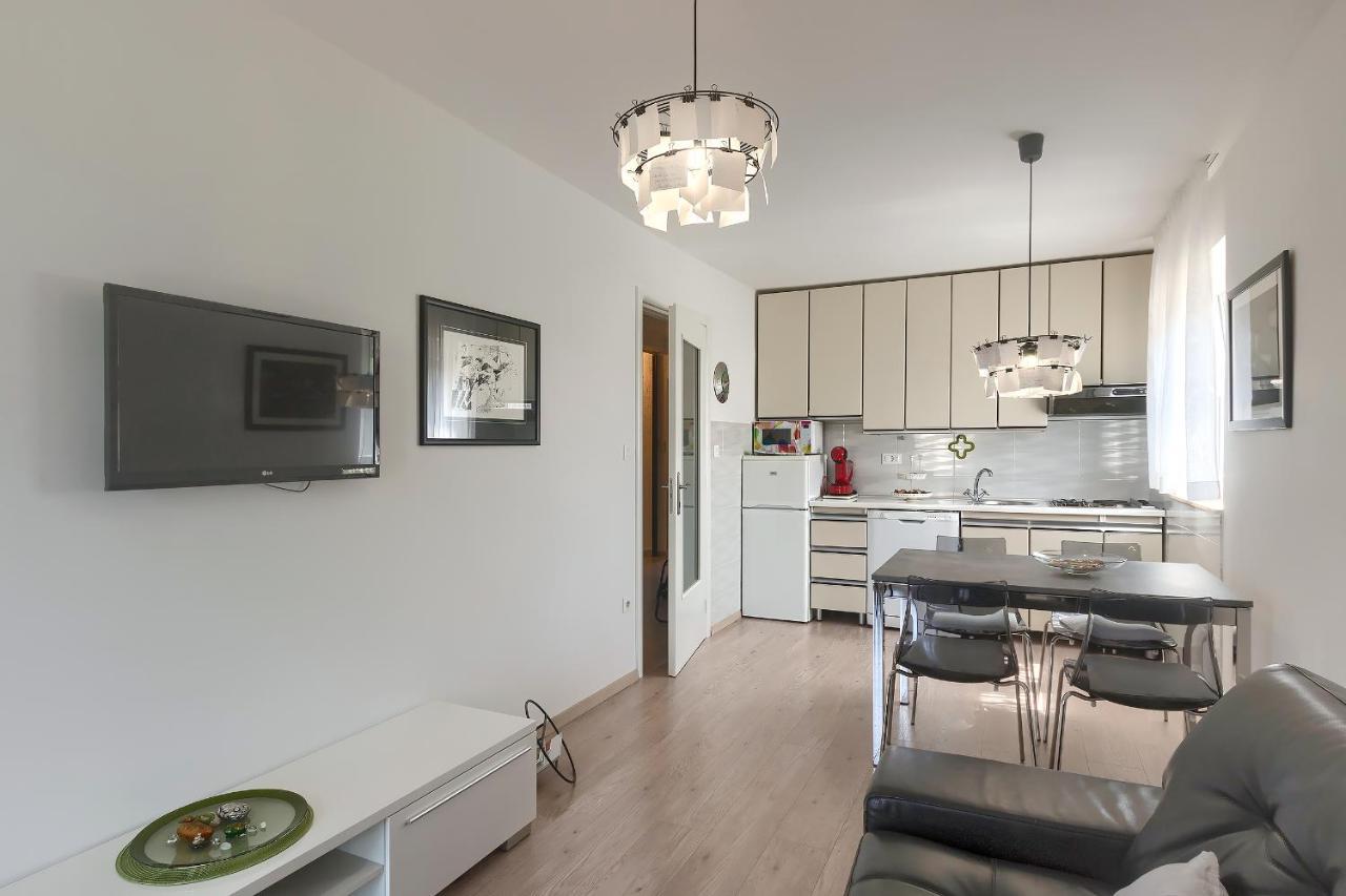 Apartments Palm View ロヴィニ エクステリア 写真